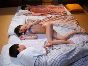 Học sinh nữ bị bắt phục vụ khách khi làm thêm ở quán rượu